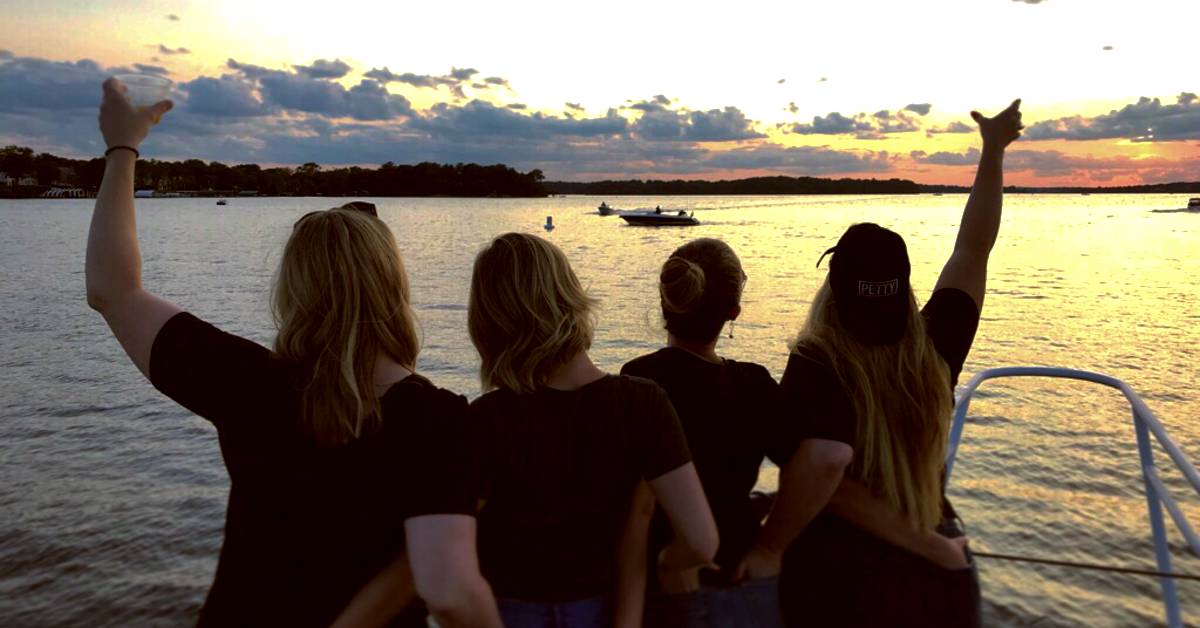 Les 7 meilleures activités pour des vacances entre filles à Ibiza - une journée en bateau