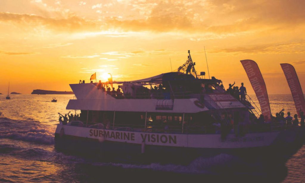 Catamaran à Es Vedrá au coucher de soleil avec musique en direct 2