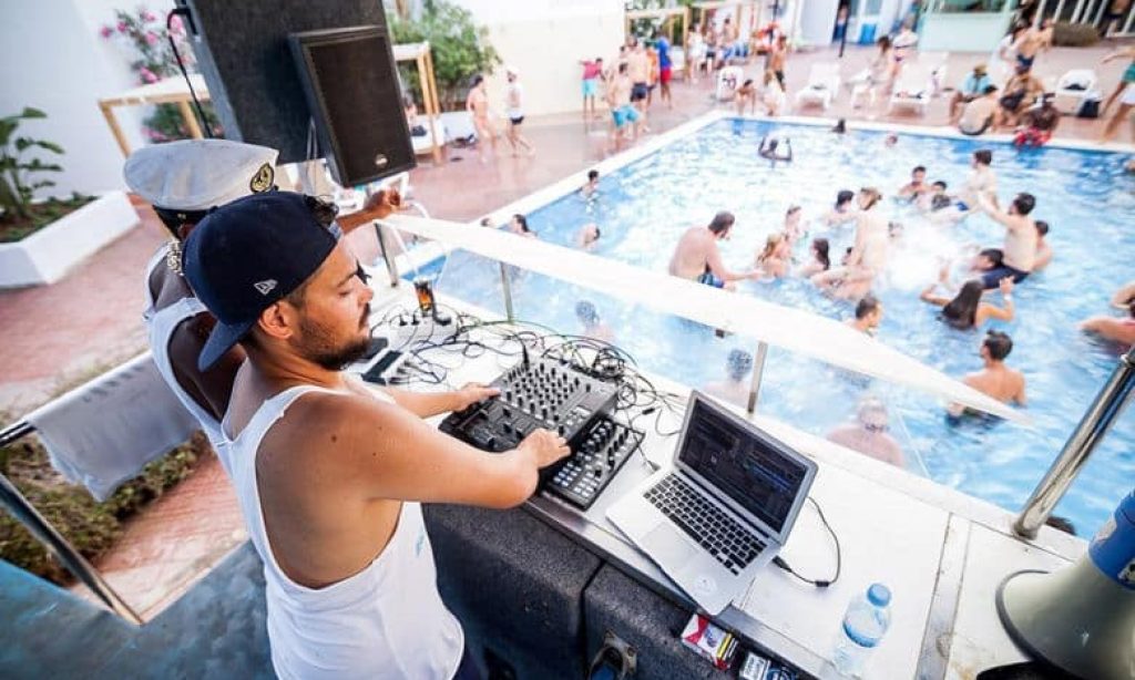 Fête sur un bateau au coucher de soleil à Playa d'en Bossa + Boîte de nuit